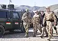 Verteidigungsminister Thomas de Maizière im Gespräch mit ungarischen Soldaten im OP North
