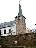 Kirche und Mauern mit weiterverarbeiteten römischen Bauteilen