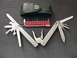 Victorinox Swiss Tool im Set mit zusätzlichem Schraubwerkzeug