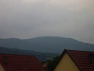 Hartmannswillerkopf am Abend vom Ort Cernay her