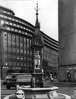Vierländer Brunnen, Kopf 1953 von Ernst Hanssen renoviert (Neufertigung, Stein).