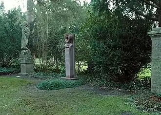 Grabstelle auf dem Stadtfriedhof Engesohde in Hannover mit dem neuen Grabstein, 2025
