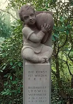 Rekonstruierte Putte mit Kürbis von Vierthaler auf dem Grabstein