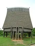 Pfahlhaus, Außenbereich. (Nachbau, gesponsert von der Bundesrepublik Deutschland)