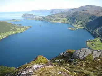 Der Moldefjord, die Insel Selja (Bildmitte oben) und Stadlandet (rechts und hinten)