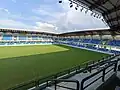 Blick von der Haupt- auf die Südtribüne (Mai 2023)