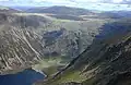 Blick vom Gipfel nach Südosten auf Loch Einich, im Hintergrund der Monadh Mòr und der Beinn Bhrotain