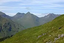 Blick auf das Massiv des Sgùrr na Sgine mit Faochaq (Mitte) und dahinter liegendem Hauptgipfel (links) sowie The Saddle (rechts)