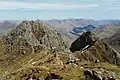 Blick vom Gipfel nach Osten über den Grat der Forcan Ridge und den Sgùrr na Forcan, im Hintergrund die Berge von Kintail
