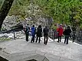 Besucher auf der Besucherplattform oberhalb der Fälle