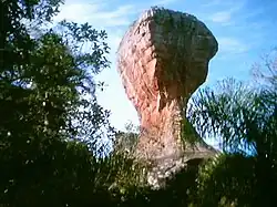 Felsen, genannt „A Taça“ („die Tasse“) in Vila Velha (Parque Estadual de Vila Velha)