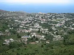 Vila Nova Sintra von einem Aussichtspunkt oberhalb der Stadt gesehen