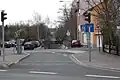 Anfang an der Mainkur in Fechenheim, mit Blick auf die Bahnunterführung und die Brücke über die A66