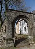 Romanischer Torbogen vor der alten Schule