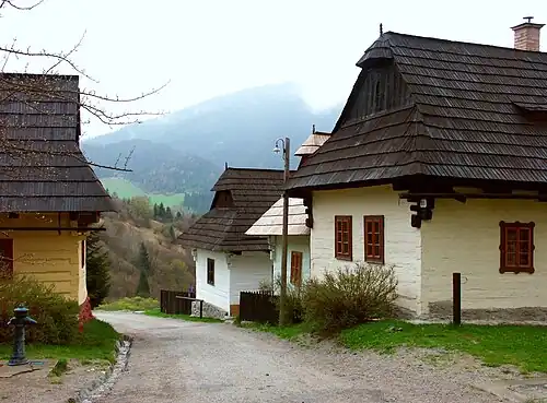 Traditionelle Fußwalmdächer slowakischer Berggebiete im zum UNESCO-Welterbe erhobenen Dorf Vlkolínec