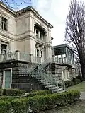 Südwestseite der Villa mit Wintergarten und Terrasse
