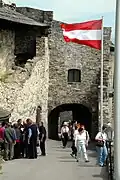 Eingangstor zur Burgruine Landskron (2006)