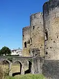 Südfassade und Burggraben