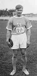 Ville Pörhölä (hier mit einem Diskus) – 1920 Olympiasieger im Kugelstoßen, im Hammerwurf 1932 Olympiazweiter und amtierender Europameister – ausgeschieden als Elfter mit 49,89&nbsp;m