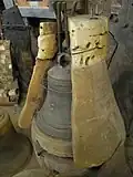 Glocke, noch mit teilweise erhaltener Form und Anschnitt