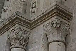 Kapitelle am Portal