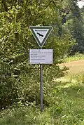 Das Naturschutzgebiet-Hinweisschild am nördlichen Rand