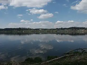 Der Vilstalsee mit Blick auf Steinberg