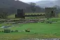 Rekonstruktionen eines Torturmes eines Holz-Torf-Meilenkastells (links) und eines Kastellturmes (rechts) im Kastell Vindolanda