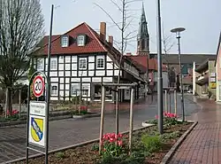 Verkehrsberuhigte Ortsmitte von Visbek, von Tulpen gesäumt