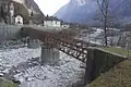 Die stillgelegte Eisenbahnbrücke von Visletto im Originalzustand (2014), im Hintergrund links die Unfallstelle bei der Kapelle