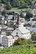 Burgerkirche Heilige Drei Könige mit Bur­gerarchiv. Links in der Front das In-Albon Haus.