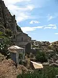 Blick zur Kirche San Pietro Apostolo di Pentedattilo; erkennbar auch Stromleitungen