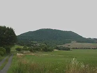 Blick von Südwesten auf den Vladař mit Kolešov und Vladořice