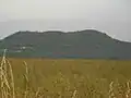 Abendlicher Blick von Verušice über Žlutice auf den Vladař