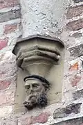 Steinfigur an der Nordseite des Turmes, am Fußpunkt der Wandvorlage unterhalb des Daches