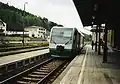 Mittel- und Hausbahnsteig im Mai 2003, Blick in Richtung Süden.