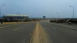 Straßenansicht mit einem Stadion im Hintergrund