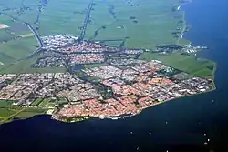 Luftbild von Volendam. Edam liegt oben im Bild