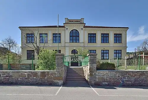 Volksschule; 1908 anlässlich des 60-jährigen Regierungs-Jubiläums des Kaisers Franz Joseph&nbsp;I. als Jubiläumsvolksschule errichtet.
