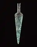 Ein Vollgriffdolch aus Döttingen (Braunsbach) im Landkreis Schwäbisch Hall mit einer Länge von 40&nbsp;cm, datiert auf 1900 bis 1700 Jahre v. Chr. und damit der Kupfersteinzeit oder auch der frühen Bronzezeit zugehörig; heute im Landesmuseum Württemberg