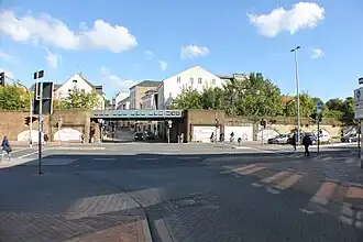 Von der westlichen Angelburger Straße zum Bahndamm geblickt