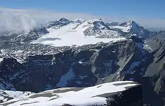 Vorabgebiet von Nordosten; ganz links von der Wolke verdeckt Vorab Pign, der höchste Punkt des Horizontes ist der Bündner Vorab, nach rechts durch den Vorabsattel getrennt vom Glarner Vorab. Hinter diesem Sattel ist der Tödi erkennbar.