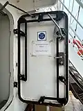 Gekoppelte Vorreiber an einer Deckstür auf der Alex II