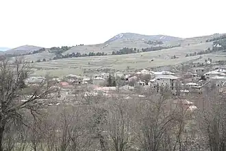 Voskopoja von Nordosten aus gesehen (Aufnahme von 2010)