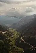 Vouraikos-Schlucht, aufwärts. Ganzjähriges Gewässer. Trasse der Zahnradbahn