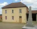 Schule und Kriegerdenkmal