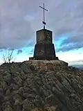 Basaltsäulen am Gipfelkreuz (Aufnahme von 2012 vor Wiedererrichtung des originalen Sandsteinkreuzes)
