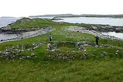 Ruinen von Häusern und eine Darre auf der Ostseite der Insel