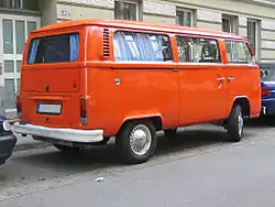 T2b Bus mit Flachmotor (Auspuff rechts)