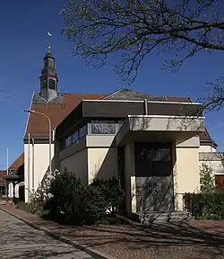 Blick auf den Hauptteil des modernen Anbaus mit barockem Saalbau im Hintergrund